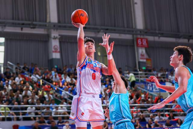 开云体育官网-冲击季后赛难了！新疆男篮三大主力连续赛季报销，格兰也无能为力